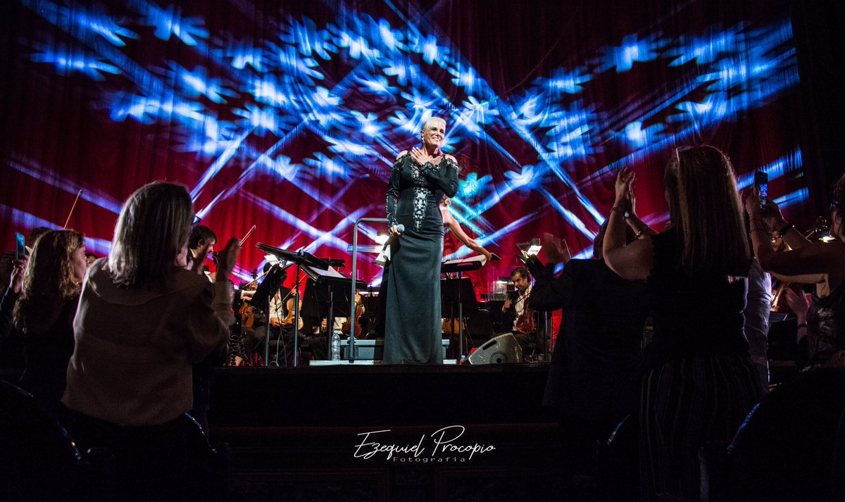 ezeprocopio's tweet photo. De pie, sentados, no importa como! Todos estaban inmensamente feliz de que volviste a copar el Colón @valerialynch . Vamos por el 4to!
@pablocerrutti @TeatroColon @leonoseda https://t.co/Sbp4UTgHk7