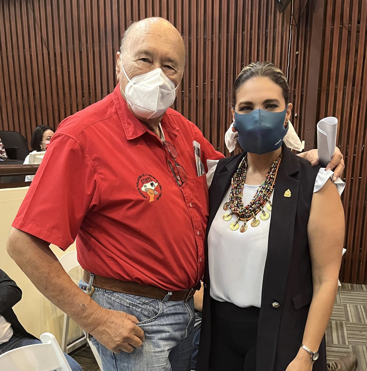 erikaurtecho's tweet photo. ¡Aprobado! La Comisión de Educación dictaminamos favorable a la iniciativa de Ley orientada a condecorar con la Gran Cruz Comendador al lider sindical y defensor de los derechos de los trabajadores desde hace más de 30 años, Carlos H. Reyes. ¡Bien merecido! #HonrarHonra https://t.co/CN6oWNbPm8