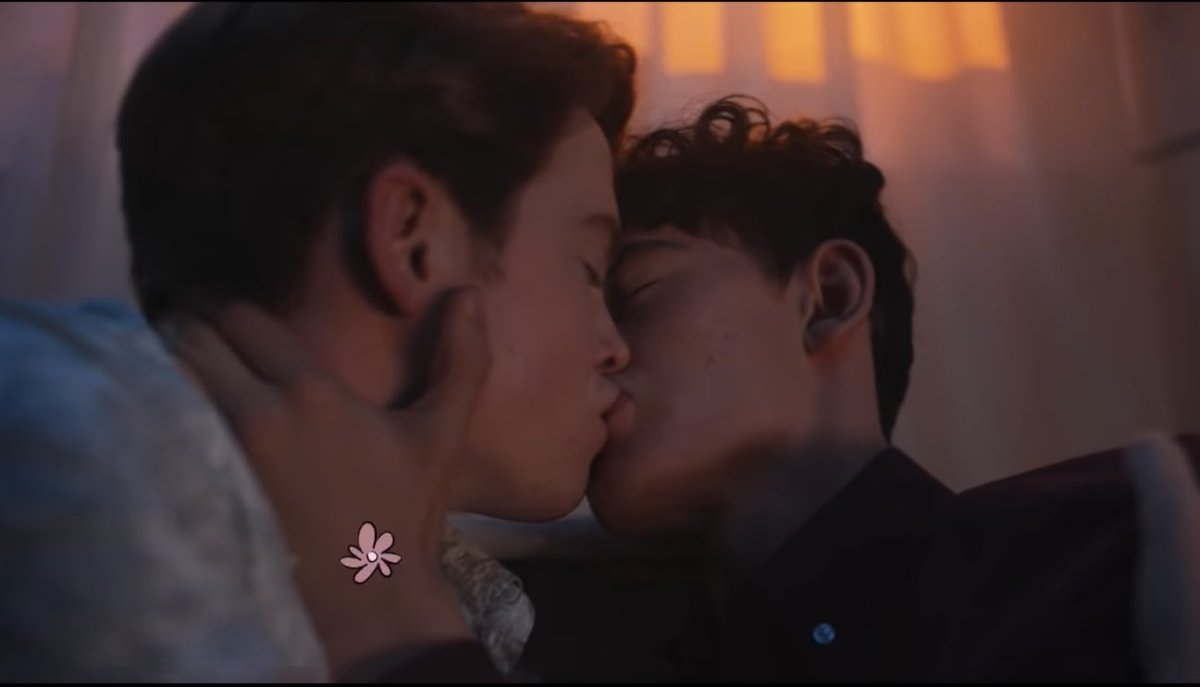 Heartstopper and Young Royals both perfected the ‘I’m-really-scared first kiss followed by the fuck-it-let’s-just-do-it second kiss’ scene #Heartstopper #YoungRoyals