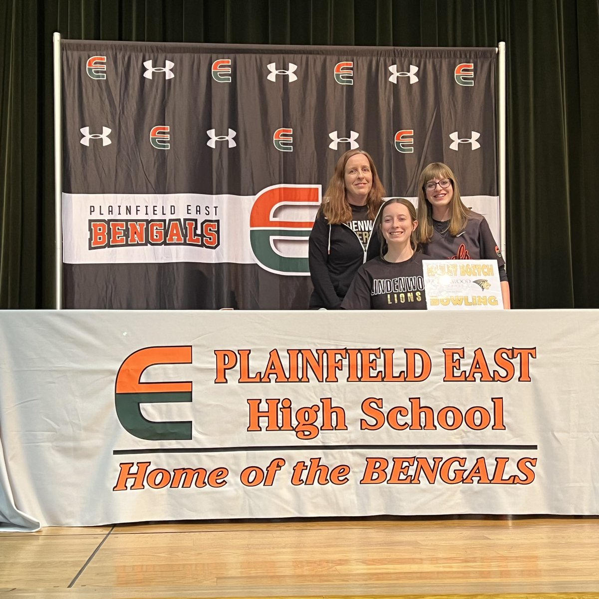 Bengalsoftball2's tweet photo. Beyond proud of these young women! Spring Signing Day &amp; a Bengal 🥎 victory! It’s a great day to be a Bengal! https://t.co/LfE3My5dHA