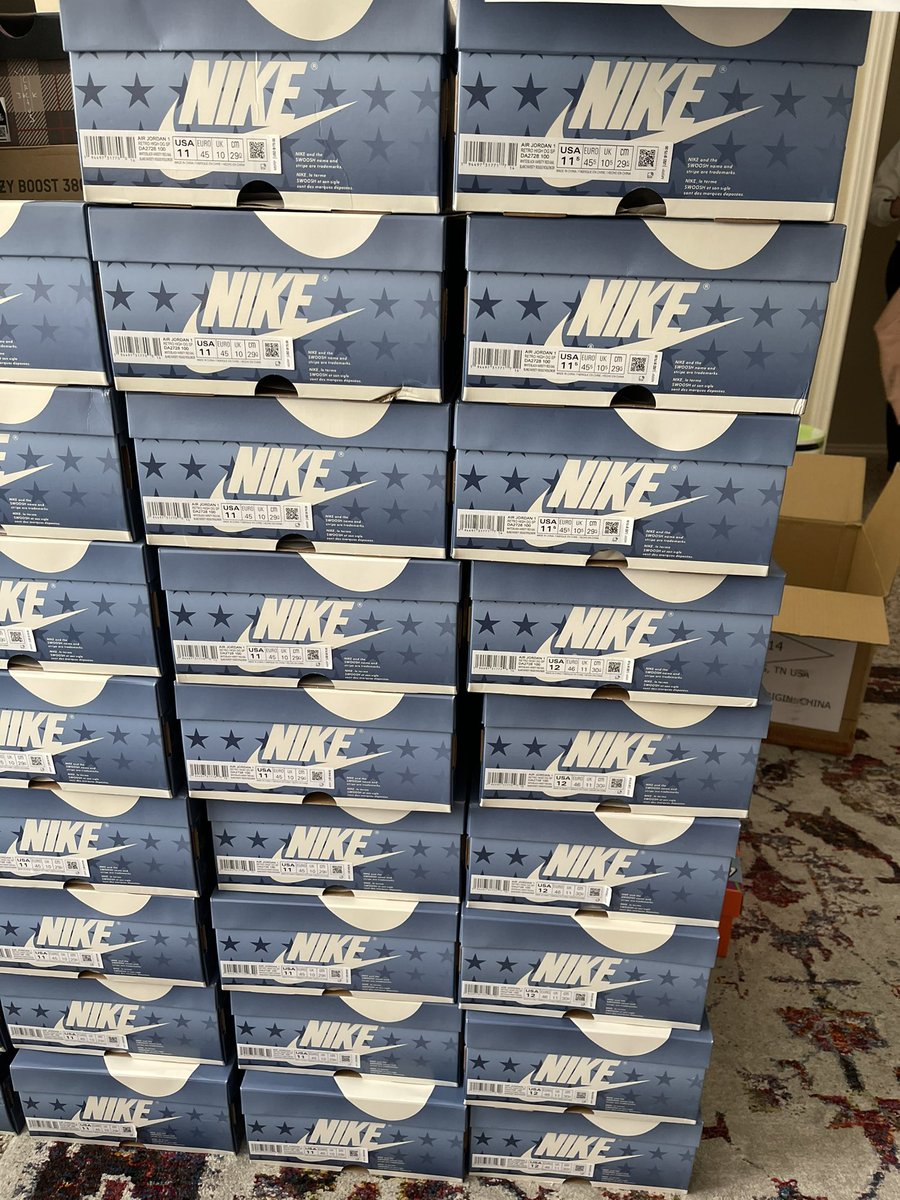 JustFreshKicks's tweet photo. After denying it, new photos emerged of Marcus Jordan meeting with Benjamin Kickz (&amp; others) at a hotel for a week leading up to the Trophy Room 1 "launch" 🤐 https://t.co/cFkc0PrLuY