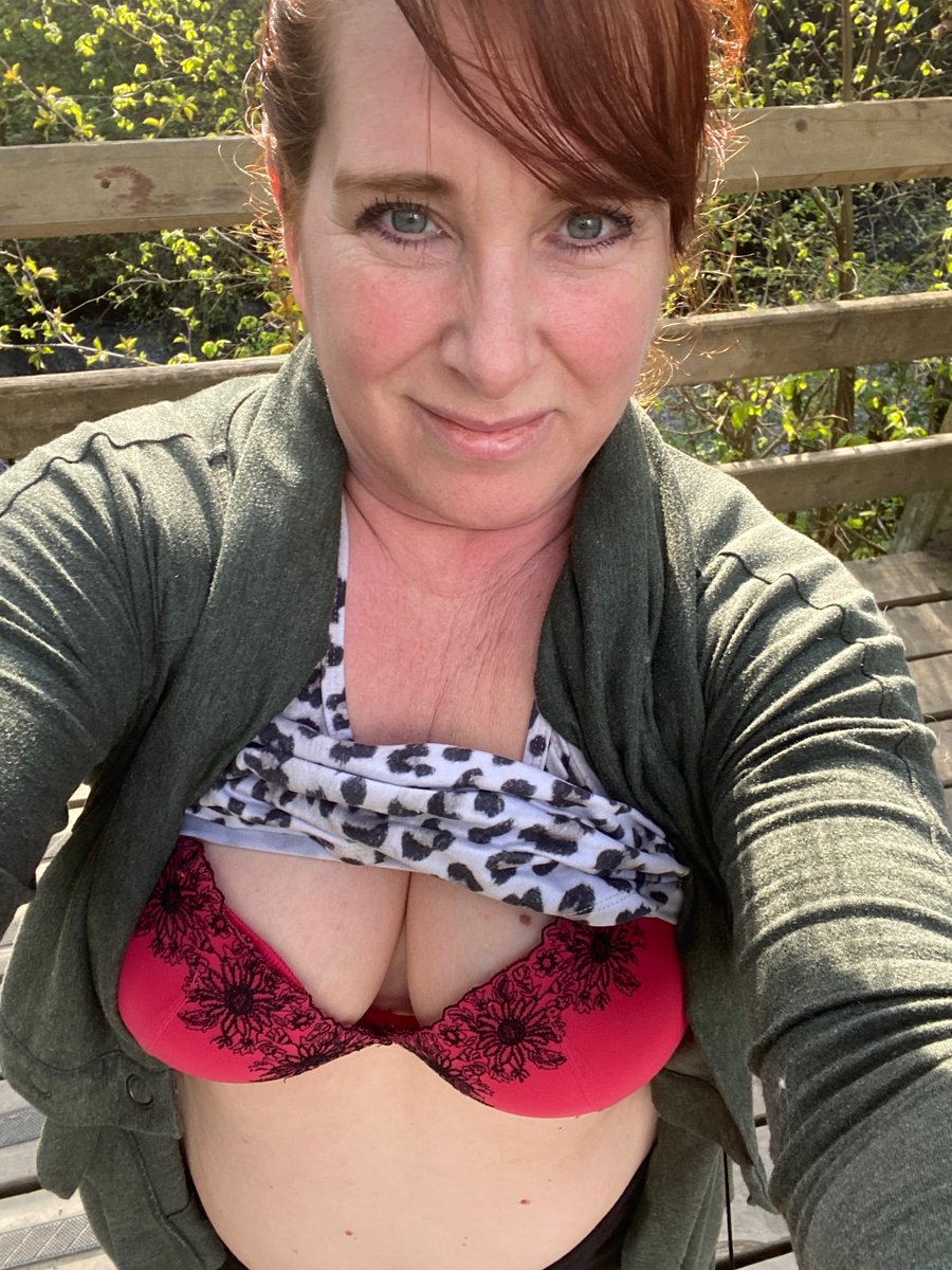 MissRedRules's tweet image. Flashing you on my walk today! The tunnel of trees was so beautiful! #walking #cleavageselfie #nature #flashingpublic