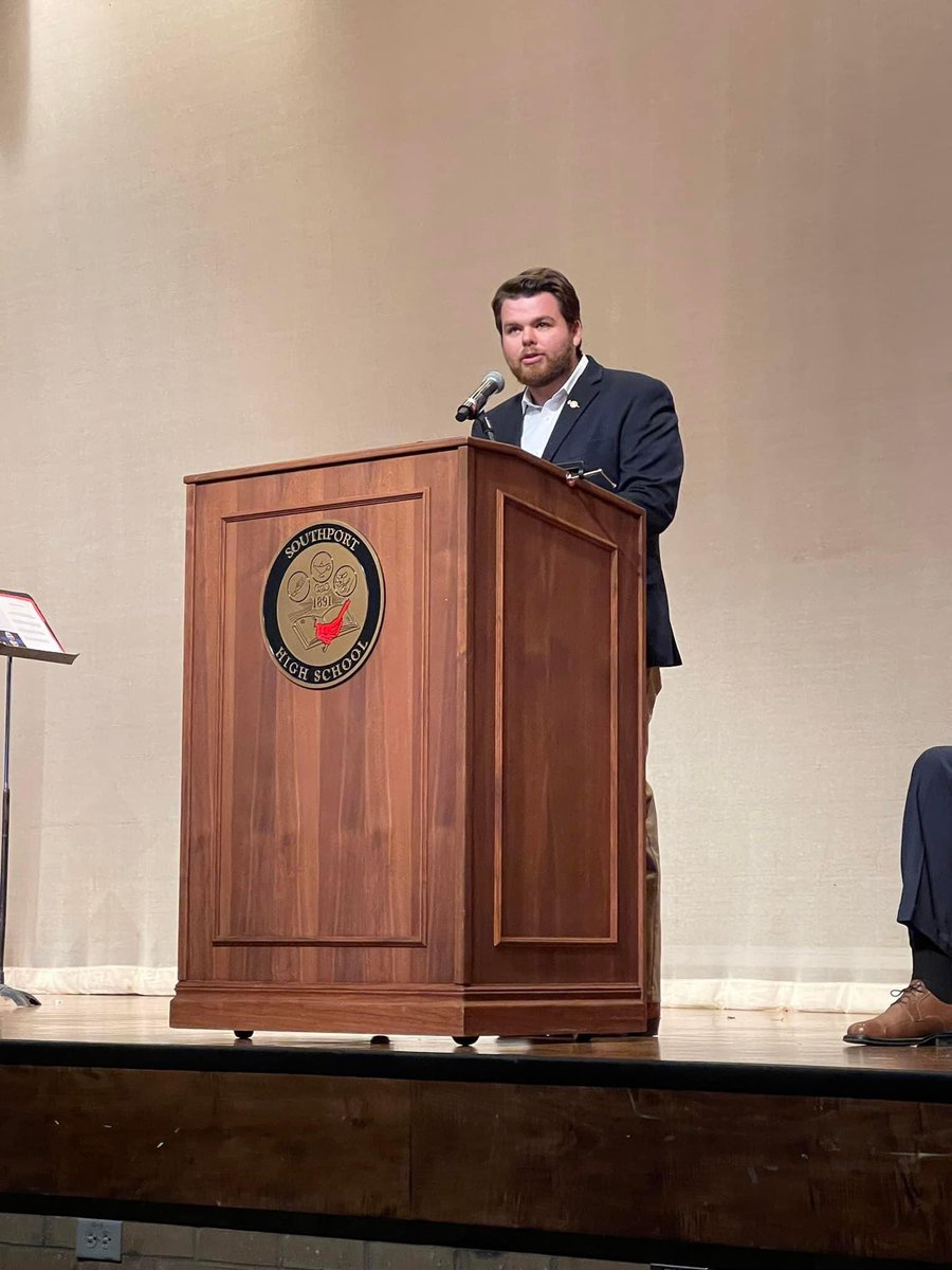 realPaulAnnee's tweet image. Honored to join community members tonight, to honor fallen IMPD Officer Breann Leath.

During the presentation, a $20,000 check was be presented to her son, 5-year-old Zayn, to use for college.