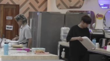 kumuPH's tweet photo. Good morning mga ka-cctv! Bat ang aaga niyo magising, di kayo ganyan dati ha! 👀

📍Mentor Josh, Stell &amp; Ken era 
📍Pinuno Pablo at Bunso Justin tigasin era (tigaluto at tigalinis) 😂

SB19 Mentors PBBTeens
#SB19xPBBTeens #kumuph 

Watch them on kumu here:
https://t.co/m4bpbLR3v2 https://t.co/sA12FN1qC1