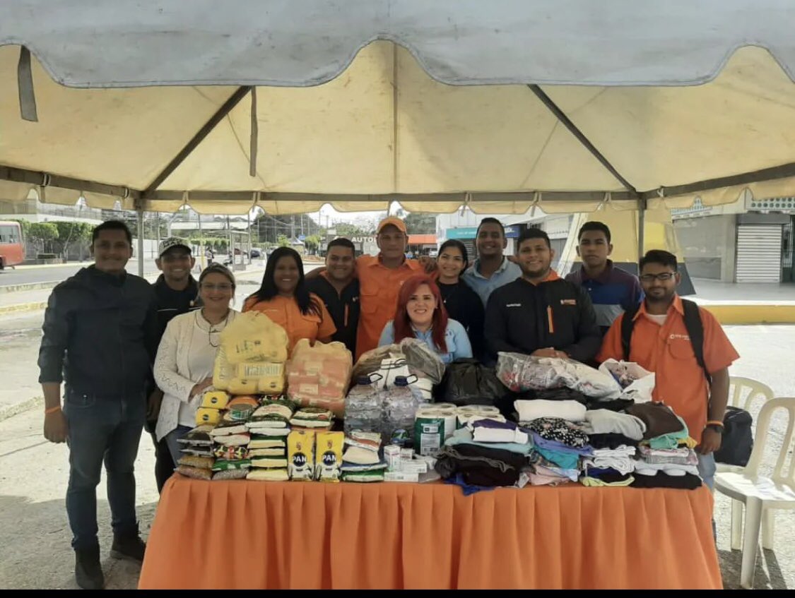 VpMujeres_'s tweet photo. 27Abr Las Mujeres de @VoluntadPopular #Zulla seguimos activas en centro de acopio #ZuliaSolidario en favor de nuestros hermanos del Sur Del Lago, quienes hoy, se encuentran en una grave situación de vulnerabilidad
#ZuliaSolidario #SOSSurDelLago
#MujeresConVoluntad https://t.co/w7kfkD7g1i