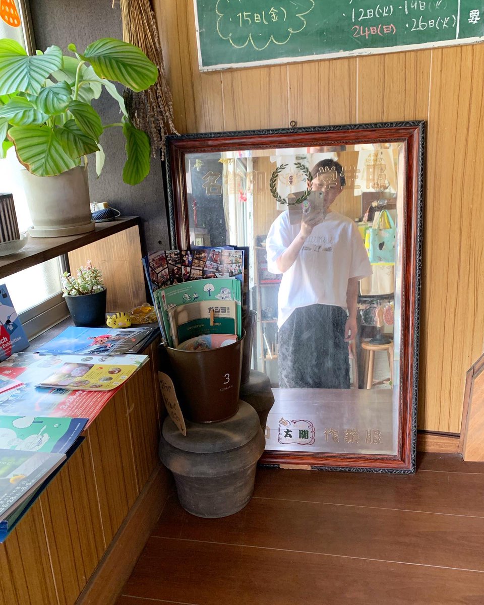 yuka_neiro's tweet image. 4/28
ネイロ堂。オープンしました。

今日はslowthさんTシャツ。

XLサイズを前だけちょこっとインしてます。
実はslowthさんのTシャツ
XLサイズのみですが
3種類ほど引き続き販売してます！
オーバーサイズ大好き派のひと、
ほんとうに大きいひとへ
届け〜‼︎

本日も19:00まで
お待ちしています🥤