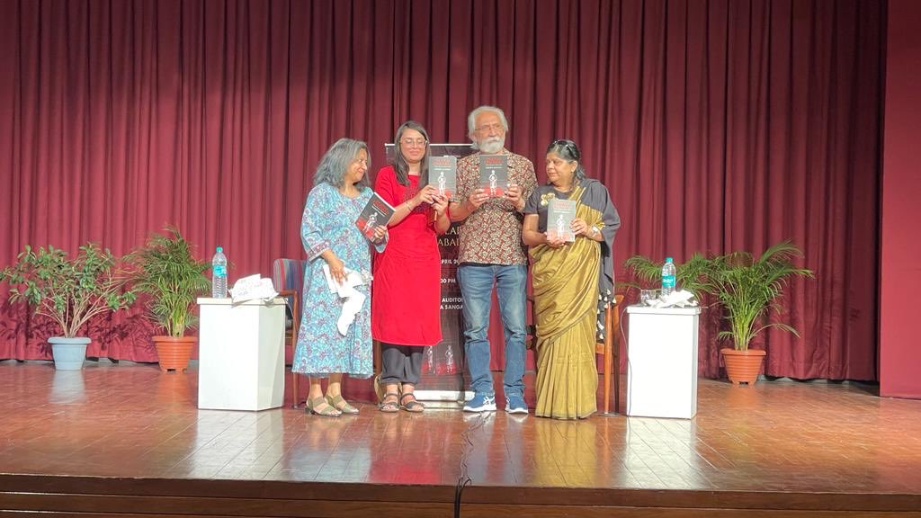 irfhabib's tweet photo. Delightful evening yesterday at the launch of an unusual book, a graphic novel on Bhagat Singh by ⁦@IkStars⁩ , published by ⁦@arpitayodapress⁩ and ⁦@SimonSchusterIN⁩ . ⁦@_YogendraYadav⁩ . https://t.co/33n9eG4Fak