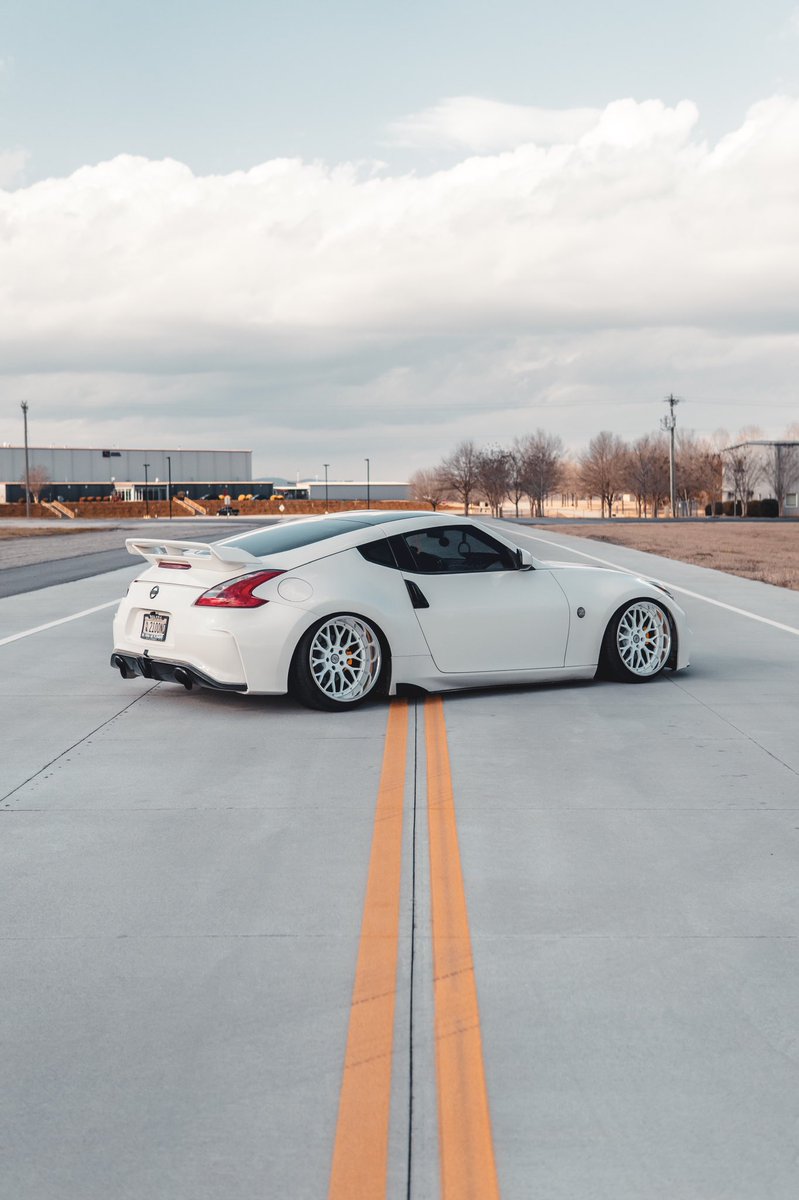 M4FO4's tweet photo. Hello, haven’t posted in awhile. This my 370z. That is all 🤍 https://t.co/in7zJpw5UD
