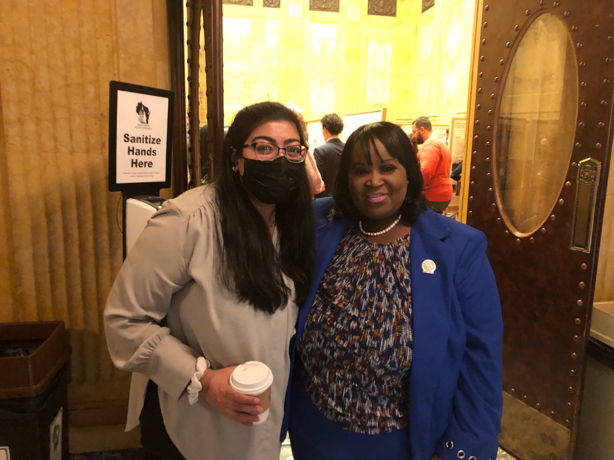 bkhans11's tweet image. I had an amazing time today presenting my research at the Capitol for @UWMadison day! Great way to advocate and practice communicating research in lay terms to legislators and alumni.

+ I got to meet @RepStubbs and @nadaelmikashfi!
#UWDay #PublicHealth