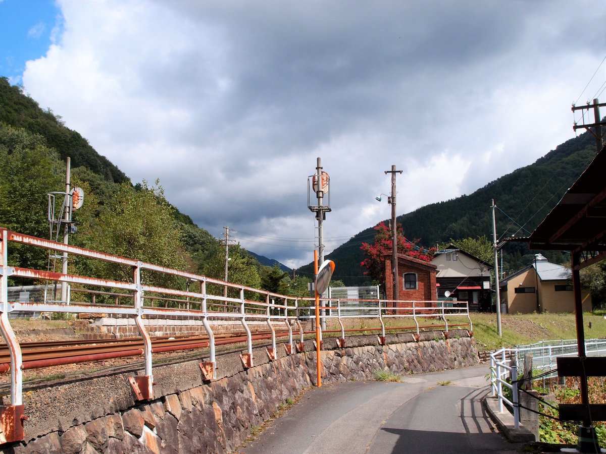 urara_ashiohp's tweet photo. 田舎の生活に興味ある人って結構いるのかな？
うららが働いてる病院は日光市足尾町の自然に囲まれた場所にあるんだよ。レトロ(笑)な職員寮もあるのら～。
わたらせ渓谷鐵道も近くを走っているよ！
興味がある人は求人詳細をチェックしてみてね。
https://t.co/flcq1tn7rt https://t.co/RMxfnnWZNT
