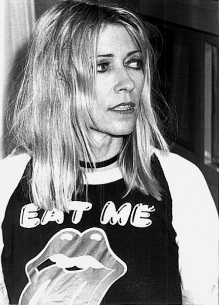 Happy Birthday Kim Gordon
The member of Sonic Youth 
was born on this day on 1953 