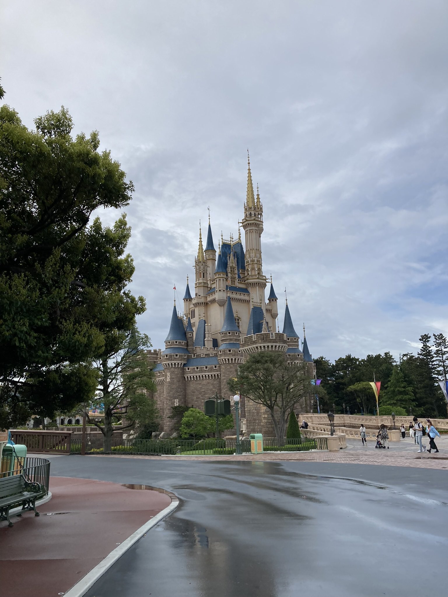 Twitter 上的 レンタルなんもしない人 ディズニーランドの射撃アトラクションを気の済むまでやってみたいが ディズニー まで行って射撃ばかりやるのに友達を付き合わせるのは無理だし1人で行くのも心細いので同行してほしい との依頼 大量の百円玉を入れる袋まで