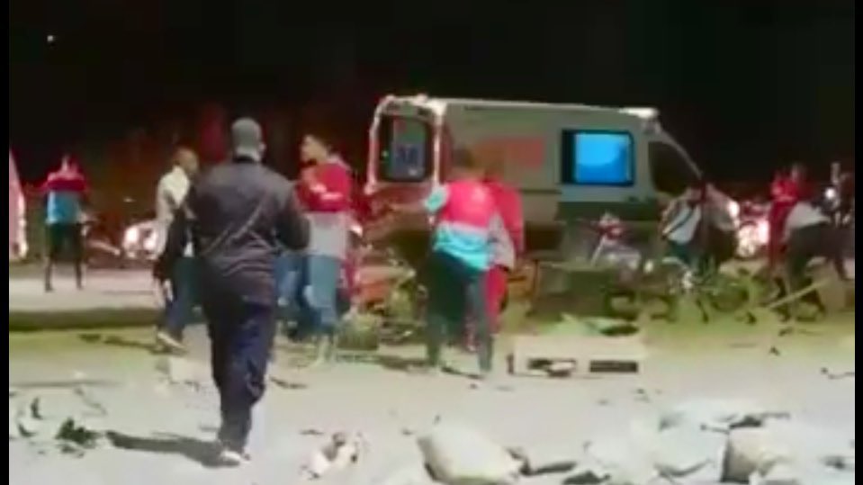 AlvaroAlvaradoC's tweet photo. Un vehículo articulado colisiona contra 7 autos y cae sobre varias casas en Las Lajas, en Las Cumbres. Informan de 15 personas heridas. Paramédicos de las ambulancias 164, 156 y 150 se encuentran brindando la atención y se envían las ambulancias 179, 167 y 151. https://t.co/ioasvvgz6U