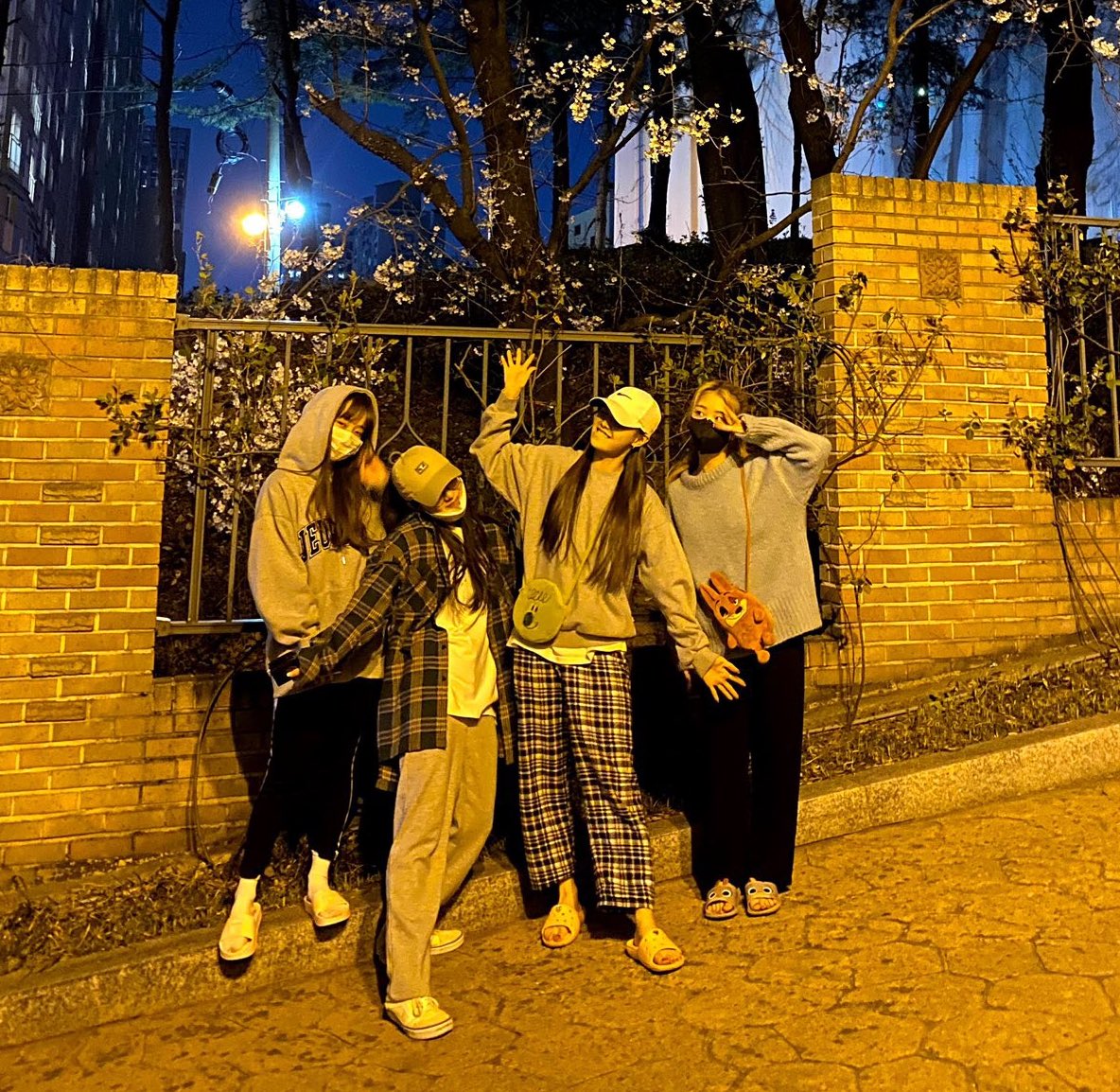 GAINORBlT's tweet photo. rt/like if you stan loona 🌙

heejin
hyunjin
haseul
yeojin
vivi
kim lip
jinsoul
choerry
yves
chuu
gowon
olivia hye

follow everyone who liked &amp; rted and reply to gain more!

#LOONA @loonatheworld https://t.co/T37tZmBOsr