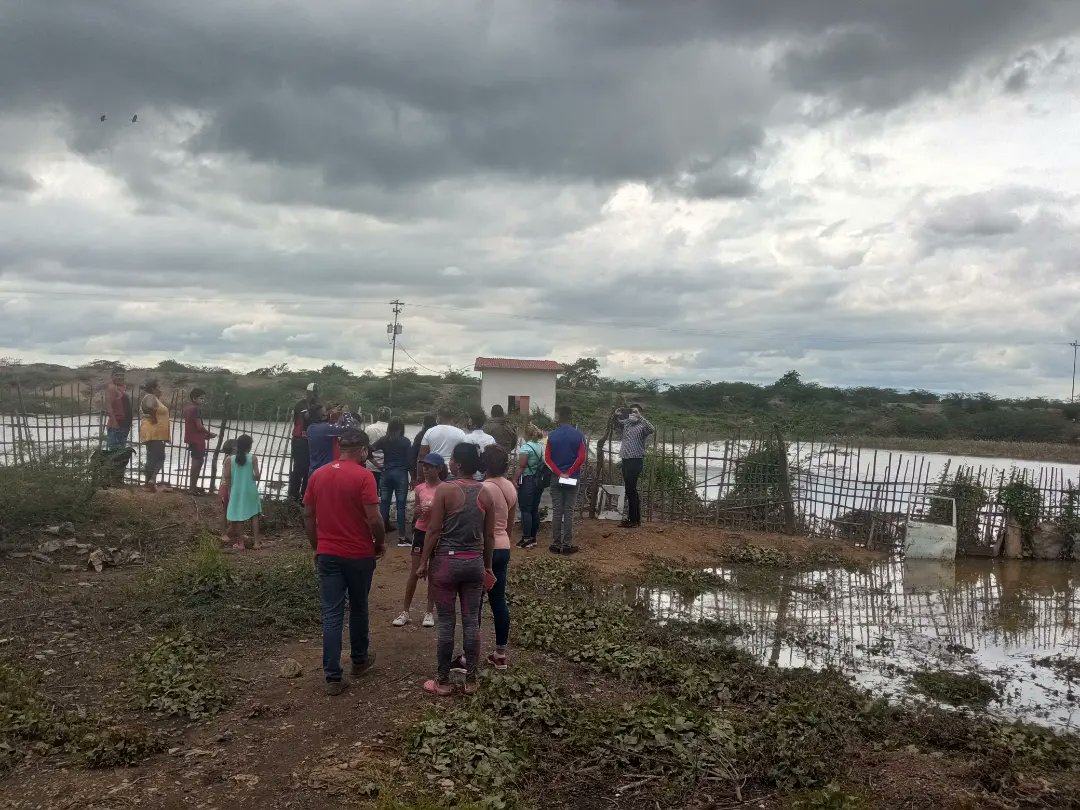 EL_TORRELLAS's tweet photo. El gobernador @AdolfoP_Oficial en cumplimiento d las orientaciones del Congreso d los Servicios Públicos #capituloLara, orientó un despliegue territorial en la zona baja de #carora afectada por el fenómeno climático La niña
#ProducirPorVenezuela
@NestorLReverol
@ayarigomes123 https://t.co/baav2cvB25