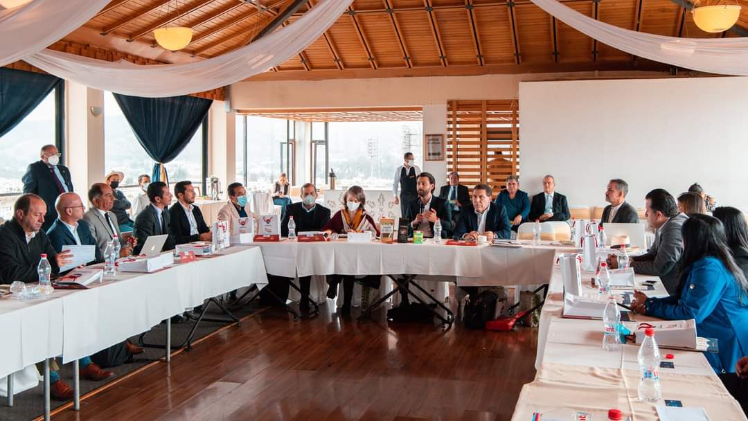 #JuntosSaldremosAdelante
Optur estuvo presente en la asamblea de <a href="/fenacapturec/">FENACAPTUR</a> celebrada en Riobamba. Participó su presidente <a href="/HMunetonZ/">Ing.Ind Holbach Muñetón Zaporta. Mgs.</a>, el Ministro de Turismo, @nielsolsenp, presidente de Optur, <a href="/RMTrainingEC/">Rafael Martínez</a>, el presidente de <a href="/CAPTURPICHINCHA/">CAPTUR Pichincha</a> entre otras autoridades.