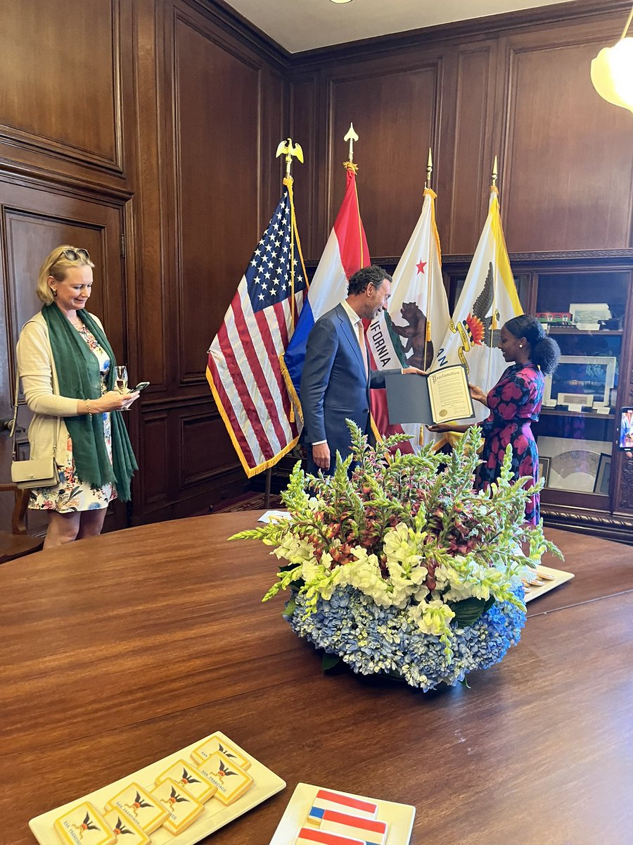 PuiSanTam's tweet photo. Happy #Dutch King’s Day 🇳🇱🦁👑🍊What an honor to raise the flag of the Netherlands again at @SFCity_Hall 

#kingsday #KingsDay2022 #koningsdag2022 #koningsdag #SF @NLinSF @TheNethAmFound https://t.co/0UvJ4tMb7S