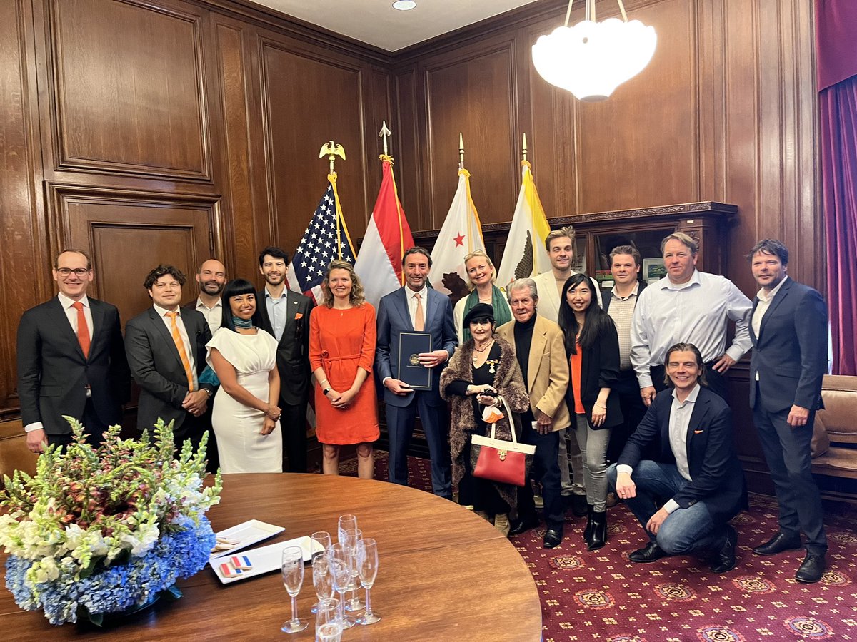 PuiSanTam's tweet photo. Happy #Dutch King’s Day 🇳🇱🦁👑🍊What an honor to raise the flag of the Netherlands again at @SFCity_Hall 

#kingsday #KingsDay2022 #koningsdag2022 #koningsdag #SF @NLinSF @TheNethAmFound https://t.co/0UvJ4tMb7S