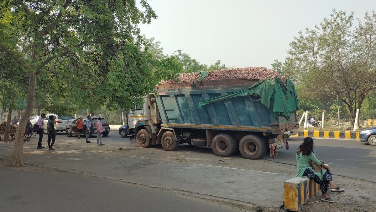 JohanSequeira86's tweet photo. Overloaded vehicles plying blatantly in daytime on GB Nagar roads! This incident is near knowledge park 2 metro station. Pls take action. @CP_Noida @Uppolice https://t.co/yRibcZoKjj