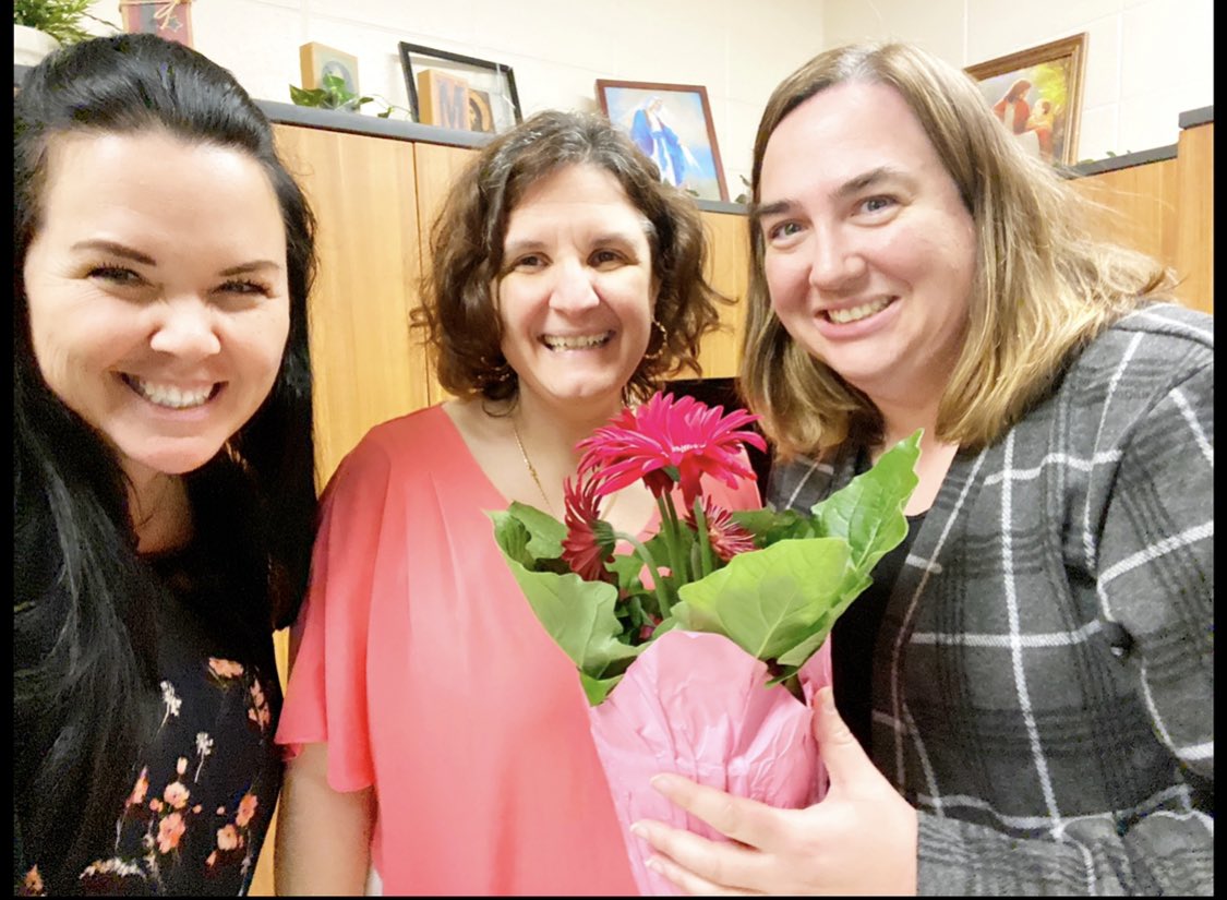 Today is a day to show our amazing Mme Lise how wonderful she is 👏 We appreciate all you do to help us with everything! Happy Administrator Assistant Day 🎉
#ECSDfaithinpires