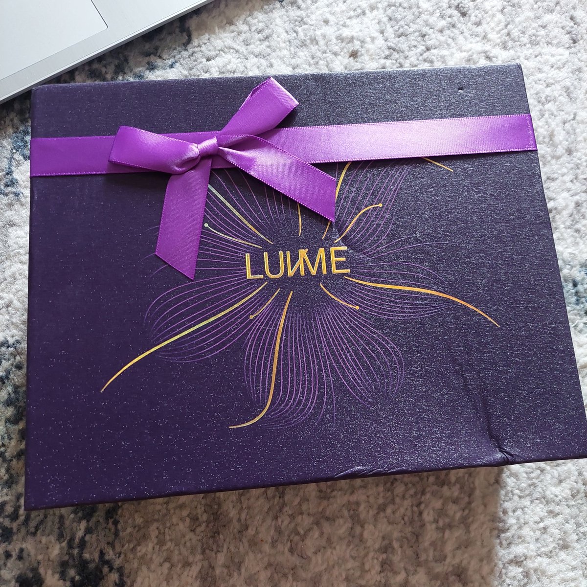 obsidian_retail's tweet image. A special delivery by DHL Express from Luvme Virgin Hair Co. Ltd for a customer🛍

#HairCareProducts  #retailfix #personalshopper #LuvMeVirginHair #womensfashion #womanstyle #haircare #hairaccessories #obsidianretailfix