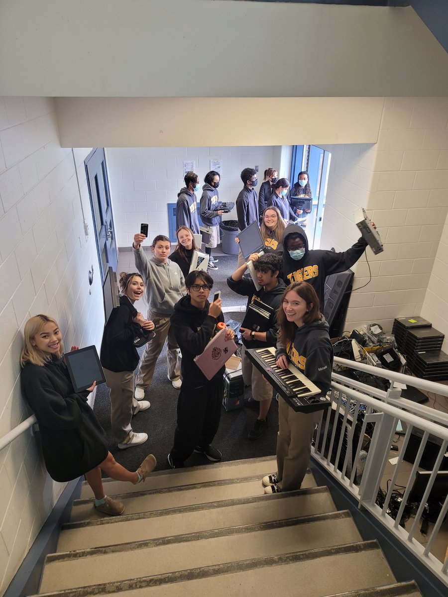Flynnfinity's tweet photo. Huge haul of electronic recycling picked up at St. Matthew today.  @CapoOttawa @StMatthewOCSB #admirethetiger https://t.co/qNeZKZ0viD
