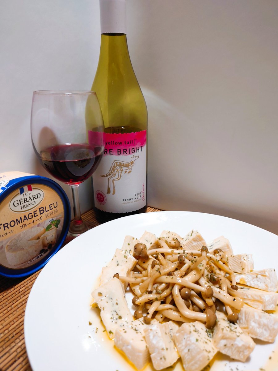 Pinot Noir with 20% off Australian alcohol on shimeji sautéed and blue cheese!  😮😮

 It was a wonderful harmony!
 A trio of mushroom aroma, saltiness of blue mold, and fruit of wine!  🥰🥰🥰

#wine #cheese #foodie #makehealthychoices #alcoholicdrinks