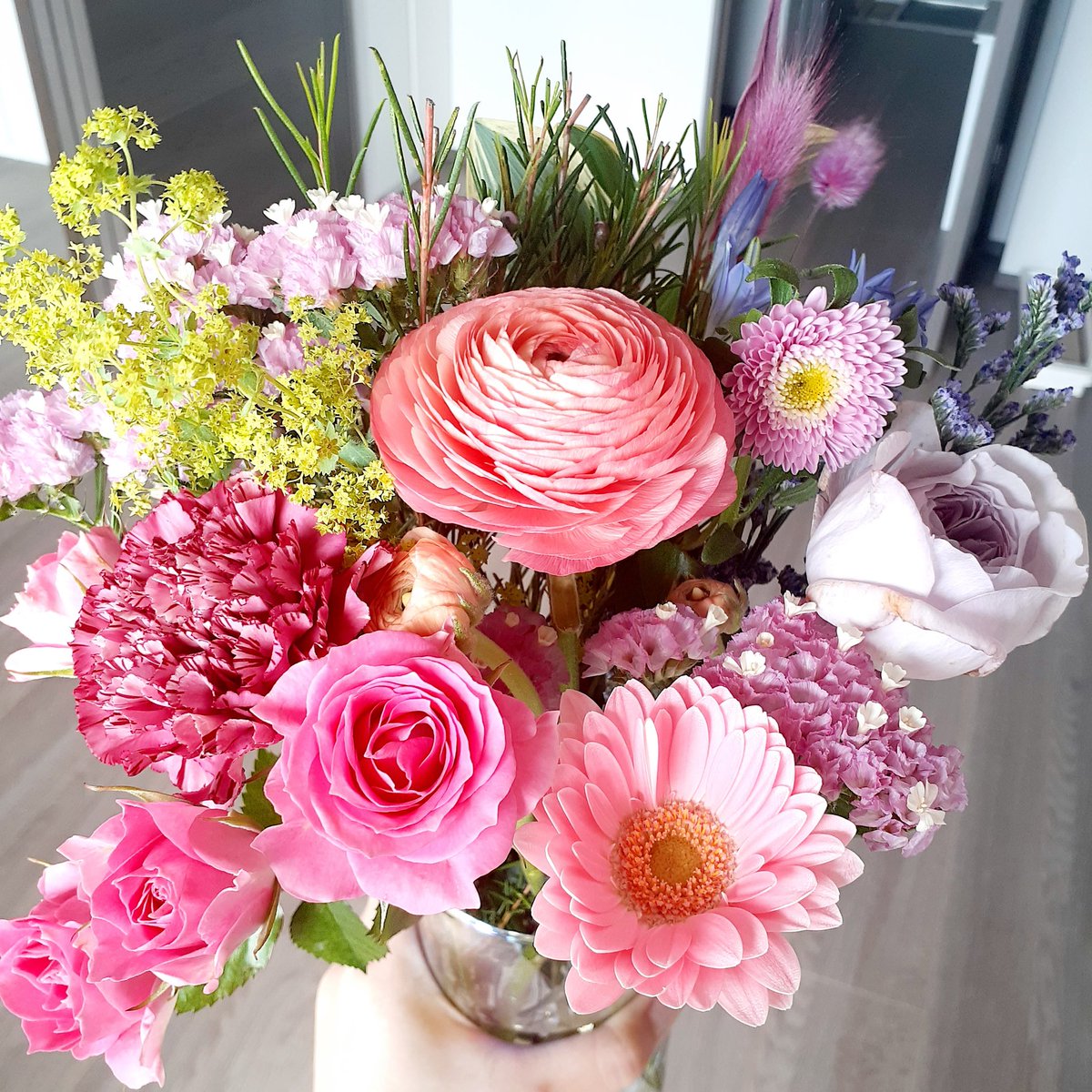 at06110822's tweet photo. 今回の花束💐も可愛い✨
ラナンキュラス、最近好き。
他の小さい花も可愛い💕
このボリュームで
2,000円以下なので、かなりお得感😳定期便も近々届きます。
(しばらく、また花だらけ😅💦)
#flowr_is
#ロスレスブーケ https://t.co/EWzymulw7z