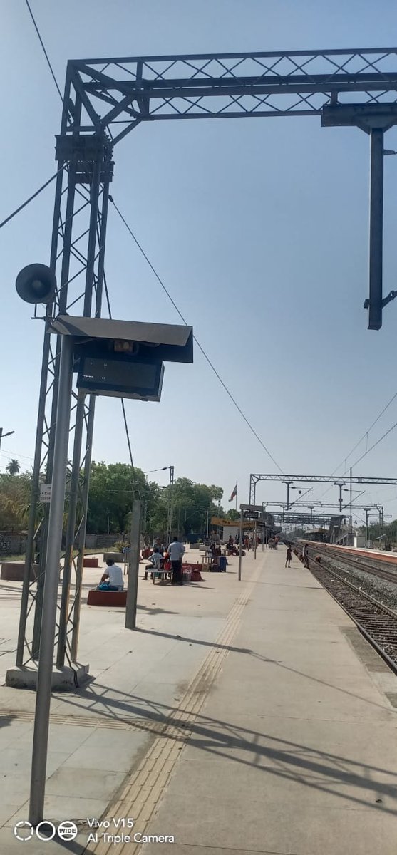 abgpneemuch's tweet photo. श्रीमान @RatlamDRM  @RailMinIndia  @WesternRly @AshwiniVaishnaw  यह दृश्य नीमच रेलवे स्टेशन का है जहां इस भीषण गर्मी में लोग बिना टिनशेड/छाया के ट्रेन की प्रतीक्षा कर रहे हैं।
कृपया इस विषय पर संज्ञान लें और लोगों को इस भीषण गर्मी में राहत प्रदान करने की व्यवस्था करें! @ABGPMP https://t.co/vravUBswdV