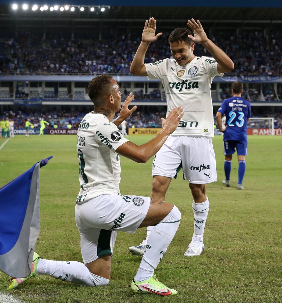 Palmeiras's tweet photo. Você disse "gol nos acréscimos"? 😏
#AvantiPalestra #EMExPAL
#AlmaECoração #EquaPorco https://t.co/jqCbwojlzp