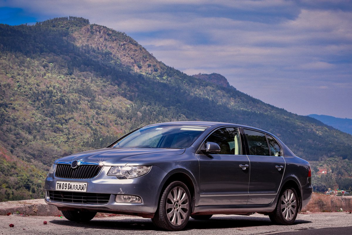 The Czech beauty we missed to admire ❤️
- Skoda Superb, 3.6 Litre, V6.

@SkodaIndia @SkodaAutoVAG
#skoda #skodasuperb #skodaindia #v6 #carsofinstagram #carsofindia #nikon #nikonphotography #nikond5600 #yercaud #yercaudhills