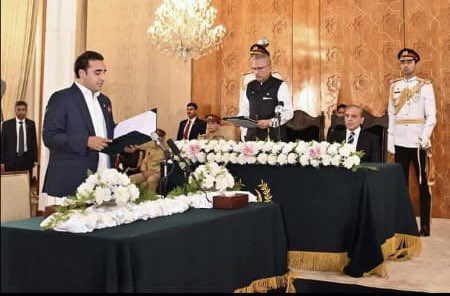 Sindhpostlive's tweet photo. بلاول ڀٽو پرڏیھی وزیر طور حلف کڻي ورتو، صدر عارف علوی حلف کڻایو۔ https://t.co/6OgdTNjUey