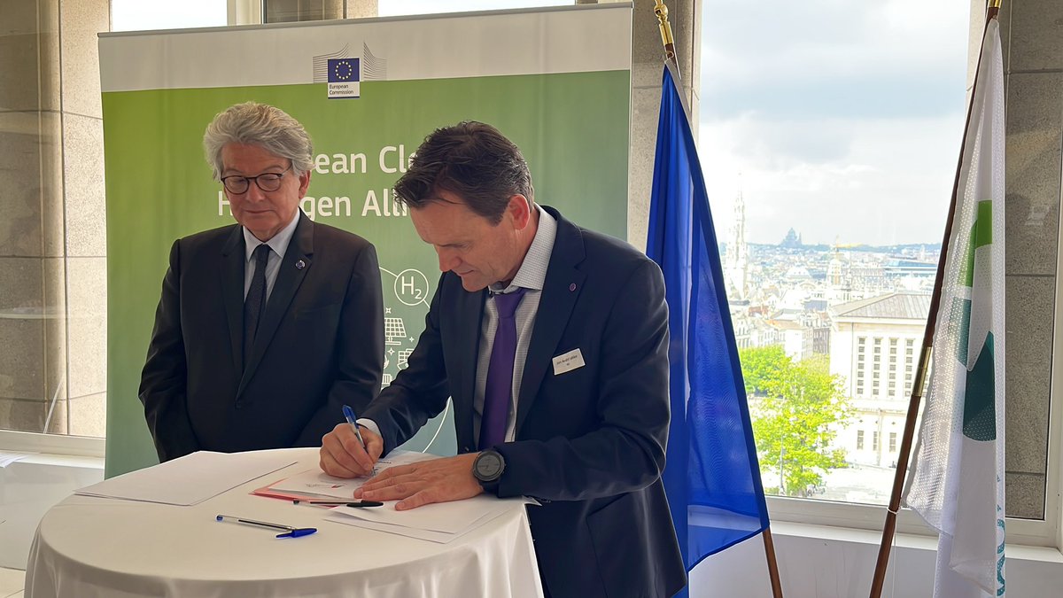 Historic day for EU electrolyser industry. There is no Hydrogen Accelerator without acceleration in electrolyser manufacturing. Great discussions today with industry peers &amp; <a href="/EU_Commission/">European Commission</a> Joint Decalaration Signed. LINK ⬇️ #EUELYSummit 
ec.europa.eu/commission/pre…