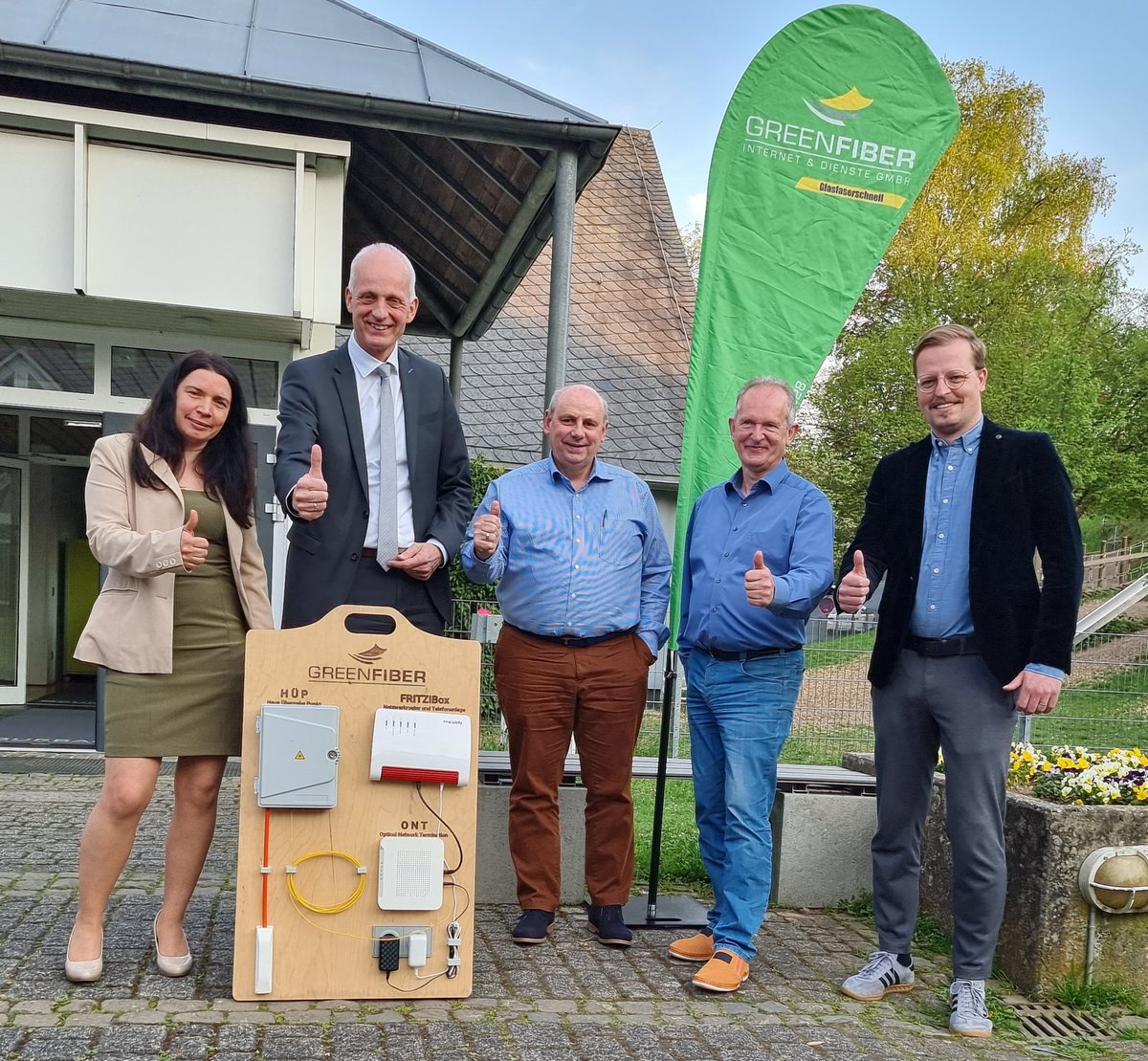 GREENFIBER_de's tweet photo. #Burbach schreibt Geschichte: Der Gemeinderat hat sich einstimmig für eins der größten #Infrastrukturprojekte seit Jahrzehnten ausgesprochen! ✅ Alle Infos zum flächendeckenden #Glasfasernetz 👉https://t.co/n4RU74cQT2🍀 https://t.co/3Ko6KSOuyS