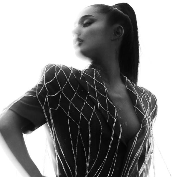 Ariana Grande is now the first female artist to have 4 solo songs surpass 1B streams on Spotify: 7 rings — 1.7B thank u, next — 1.5B no tears left to cry — 1.1B Into You — 1B