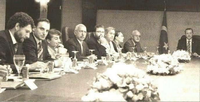 umitozdag's tweet photo. Soylu, Özdağ Soros taktikleri uyguluyor demiş. Soros taktiklerini kimin uyguladığını biliyoruz. Zafer Partisi, öğrenmesi gerekenleri Soros’tan deği, Toros’dan (Denktaş) ve onun temsil ettiği gelenekten öğrendi. https://t.co/UWzKKqMVs9