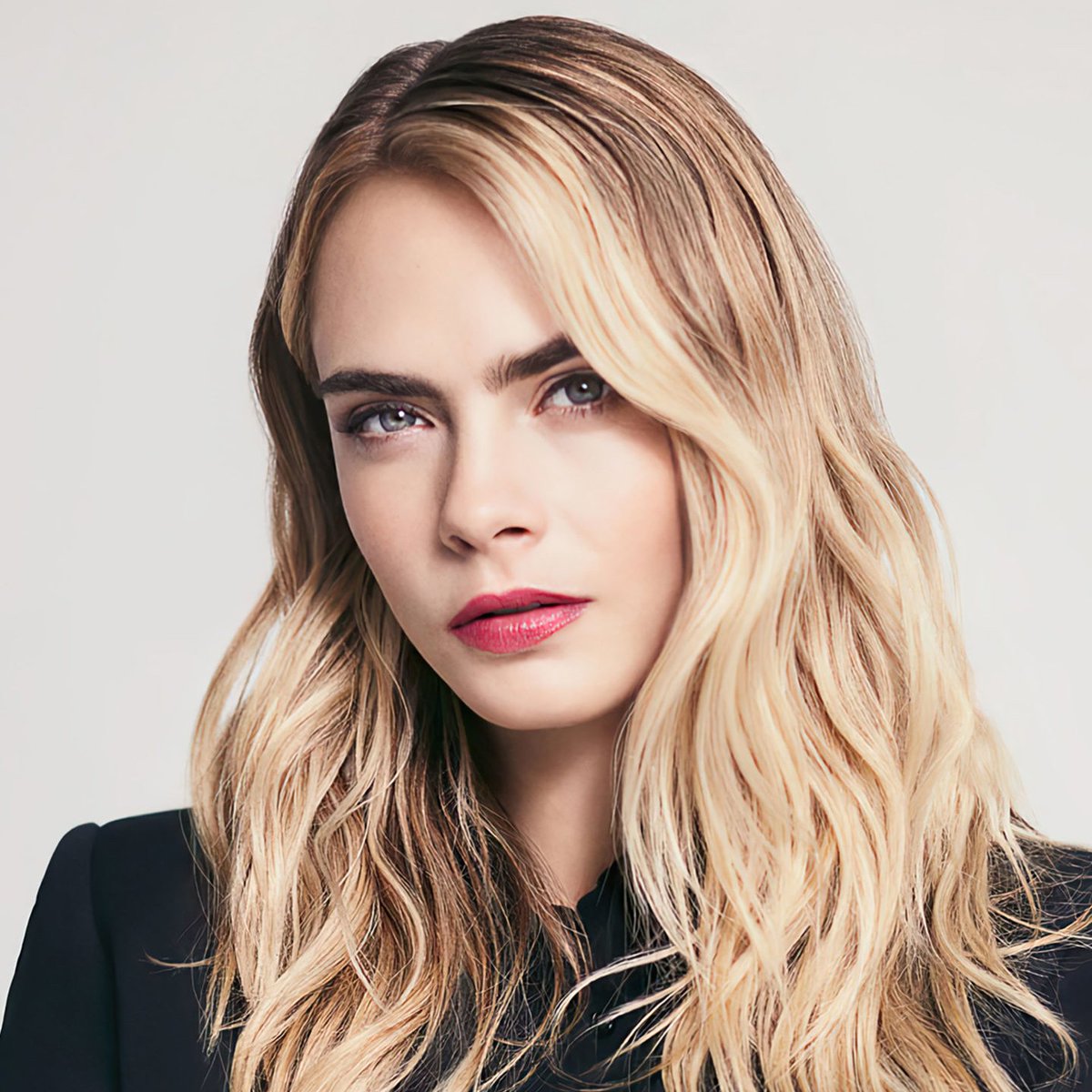 sboficial's tweet photo. Cara Delevingne será interesse amoroso de Selena Gomez na 2ª temporada de “Only Murders in the Building”. https://t.co/Ev330URPCv