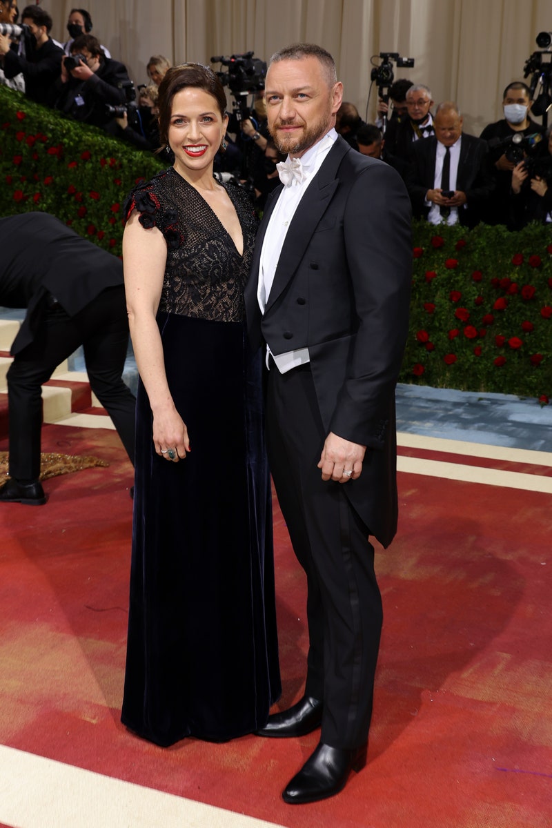 ghadamohsen31's tweet photo. @jamesmcavoyrealdeal in black classic suit and his wife @lisa liberati 🖤☄️🎻 in #metgala2022 #jamesmcavoy #lisaliberati #couple #blackclassic #blacksuit #photo #picture #metgala #actor #style #fashion #news #famous #popular https://t.co/VpHwRYXmE1