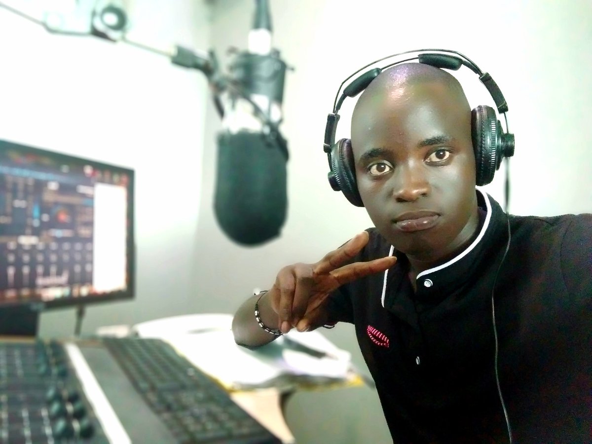 Join @theradio_king on #KabugaExpress show now || Some set of Oldskool music on your Radio.

It's a #ThrobackThursday 🔥