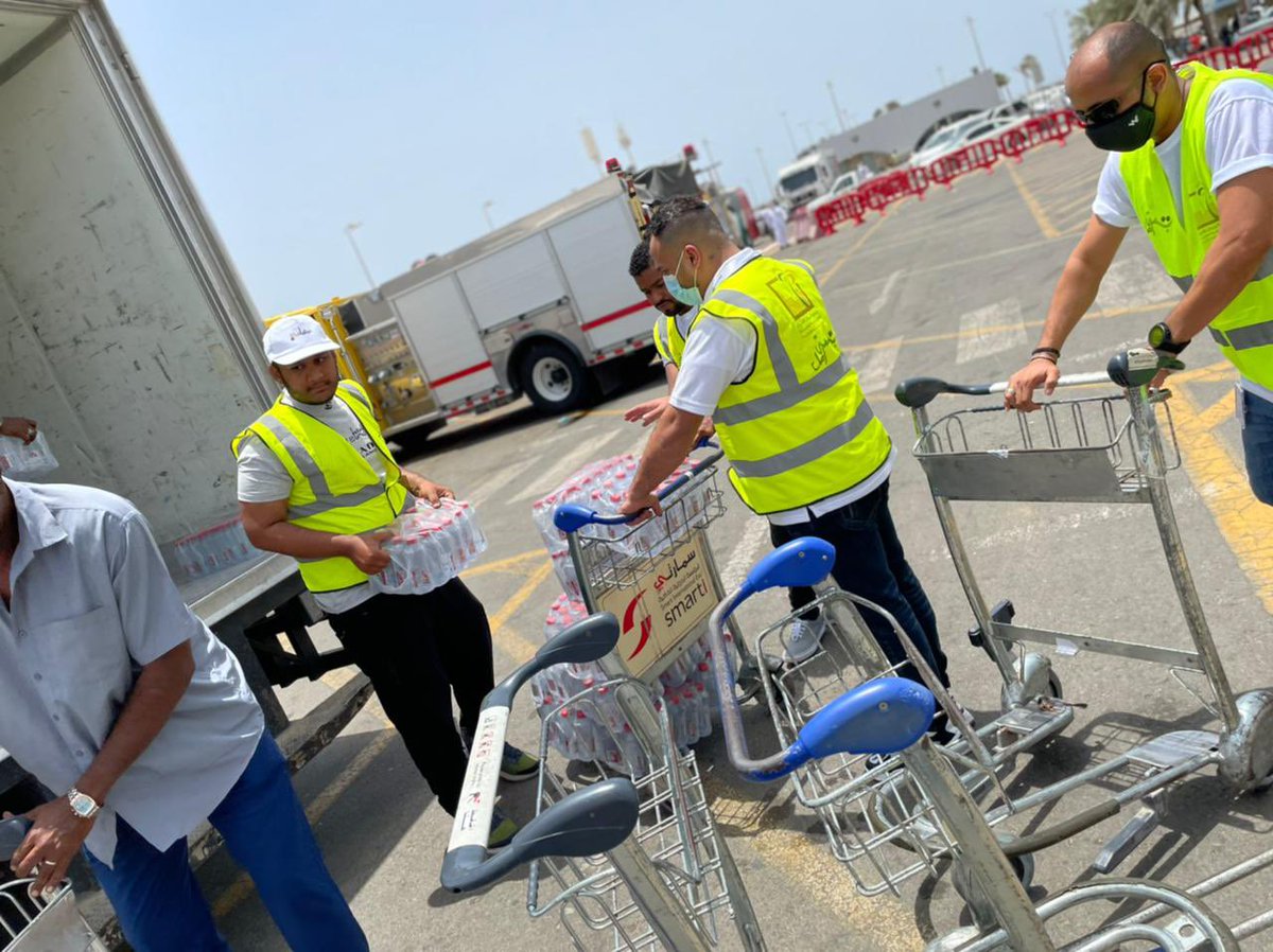 اقام فريق بسمة.أمل التطوعي تحت اشراف ودعم من جمعية مراكز الأحياء بمحافظة جدة بتوزيع عبوات ماء مبردة في مطار الملك عبدالعزيز الدولي بصالة الجنوبية وصالة الحجاج #فريق_بسمة_أمل_التطوعي #جمعية_مراكز_الأحياء_بجدة @alahyaa1