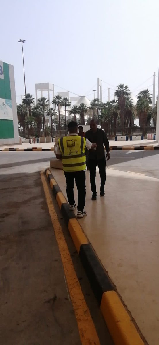 اقام فريق بسمة.أمل التطوعي تحت اشراف ودعم من جمعية مراكز الأحياء بمحافظة جدة بتوزيع عبوات ماء مبردة في مطار الملك عبدالعزيز الدولي بصالة الجنوبية وصالة الحجاج #فريق_بسمة_أمل_التطوعي #جمعية_مراكز_الأحياء_بجدة @alahyaa1