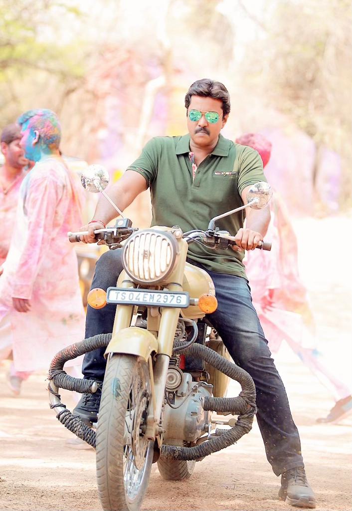 suneeltollywood's tweet photo. Cine - Poliiiiceeee..
#ActorSunil #SunilasPolice #tollywood #onsetstills #Onsetslatestpics #onsetlife #SunilComedy #LatestComedyscenes #SunilAsMaglamsrinu #MangalamSrinu #SunilLatestPics #LatsetPicsOfSunil #comediansunil #ComedyKingSunil
#SunilLatestmovies #onlocationstills https://t.co/eI77VrylSP