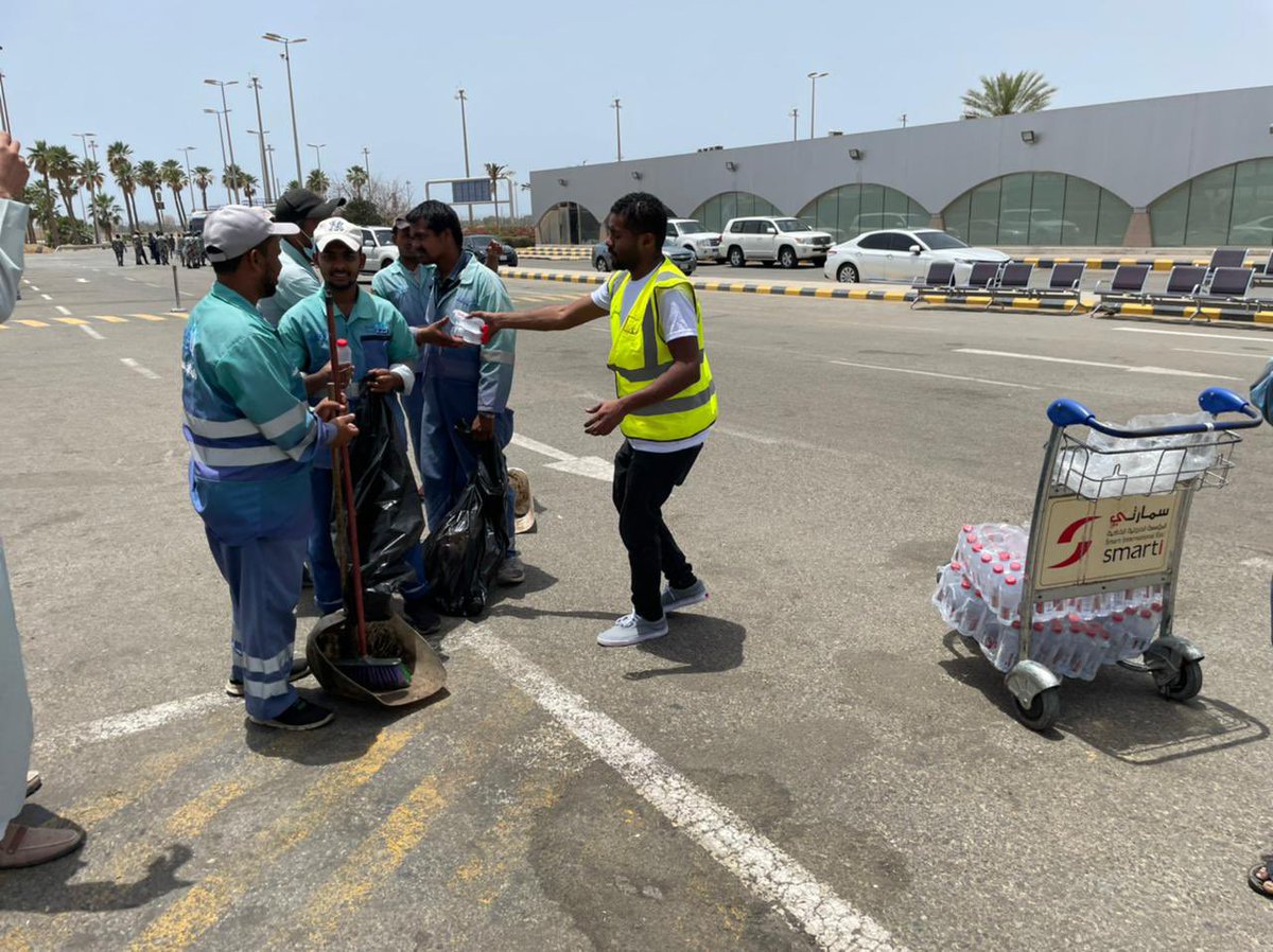 اقام فريق بسمة.أمل التطوعي تحت اشراف ودعم من جمعية مراكز الأحياء بمحافظة جدة بتوزيع عبوات ماء مبردة في مطار الملك عبدالعزيز الدولي بصالة الجنوبية وصالة الحجاج #فريق_بسمة_أمل_التطوعي #جمعية_مراكز_الأحياء_بجدة @alahyaa1