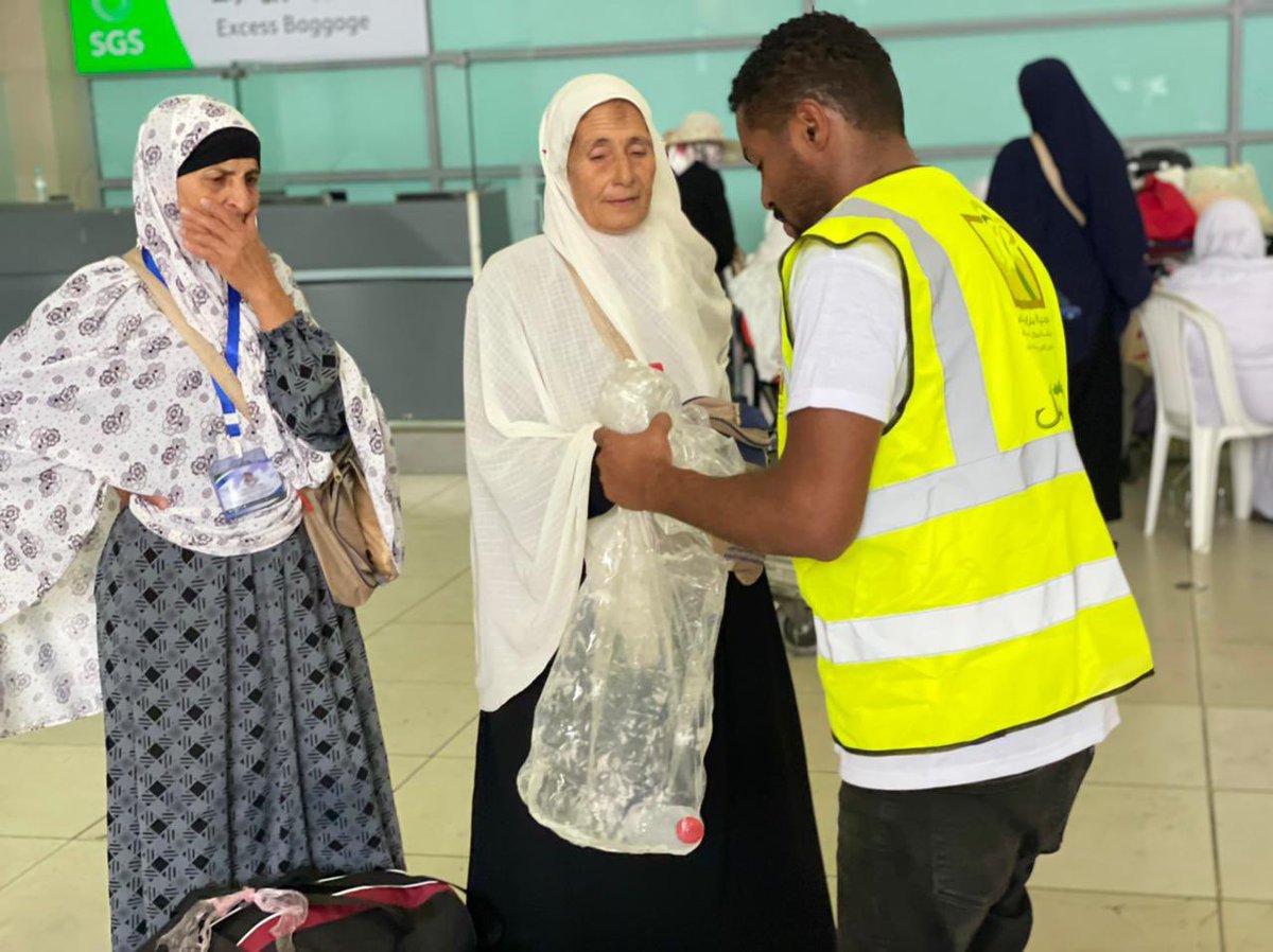 اقام فريق بسمة.أمل التطوعي تحت اشراف ودعم من جمعية مراكز الأحياء بمحافظة جدة بتوزيع عبوات ماء مبردة في مطار الملك عبدالعزيز الدولي بصالة الجنوبية وصالة الحجاج #فريق_بسمة_أمل_التطوعي #جمعية_مراكز_الأحياء_بجدة @alahyaa1
