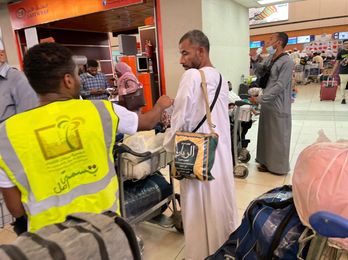 اقام فريق بسمة.أمل التطوعي تحت اشراف ودعم من جمعية مراكز الأحياء بمحافظة جدة بتوزيع عبوات ماء مبردة في مطار الملك عبدالعزيز الدولي بصالة الجنوبية وصالة الحجاج #فريق_بسمة_أمل_التطوعي #جمعية_مراكز_الأحياء_بجدة @alahyaa1