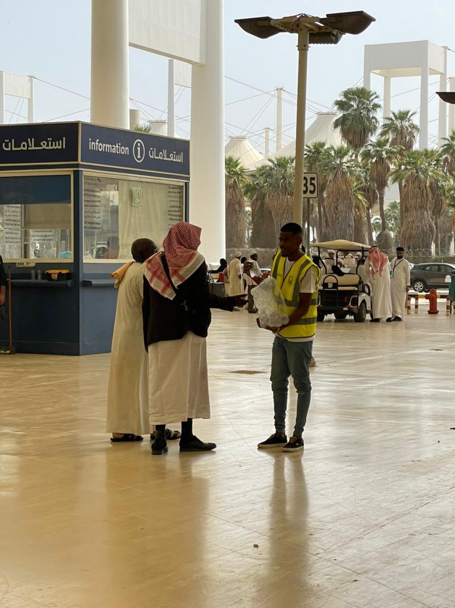 اقام فريق بسمة.أمل التطوعي تحت اشراف ودعم من جمعية مراكز الأحياء بمحافظة جدة بتوزيع عبوات ماء مبردة في مطار الملك عبدالعزيز الدولي بصالة الجنوبية وصالة الحجاج #فريق_بسمة_أمل_التطوعي #جمعية_مراكز_الأحياء_بجدة @alahyaa1