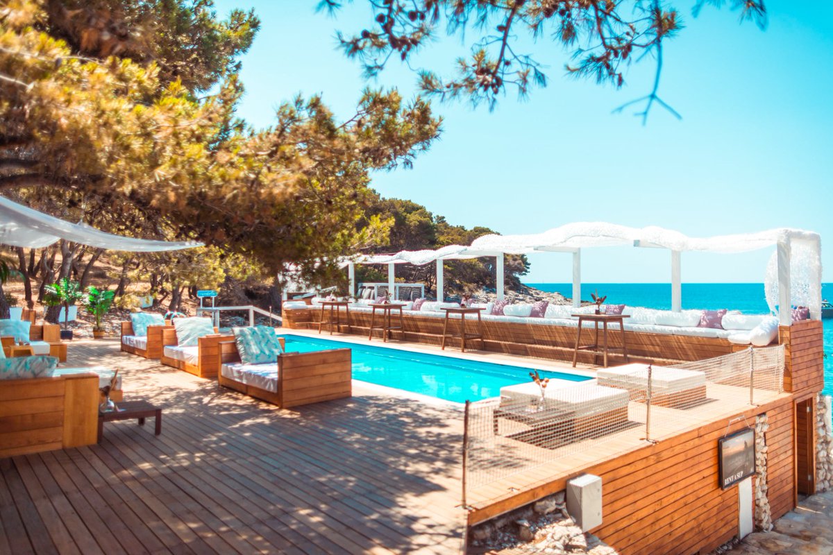 VipHolidayBook's tweet photo. 📢 Check out our new blog:
Restaurants on #Hvar Island 🍽️🍾🍷☀️💫 

Read more on our website 👉 
https://t.co/GCOYqI9b2Y

#Croatia #CroatiaFullOfLife #Dalmatia #adriatic #luxury #villa #Blog #BloggingTips #bloggingcommunity #blogger #VIPholidaybooker https://t.co/M1n6ZpQOcB