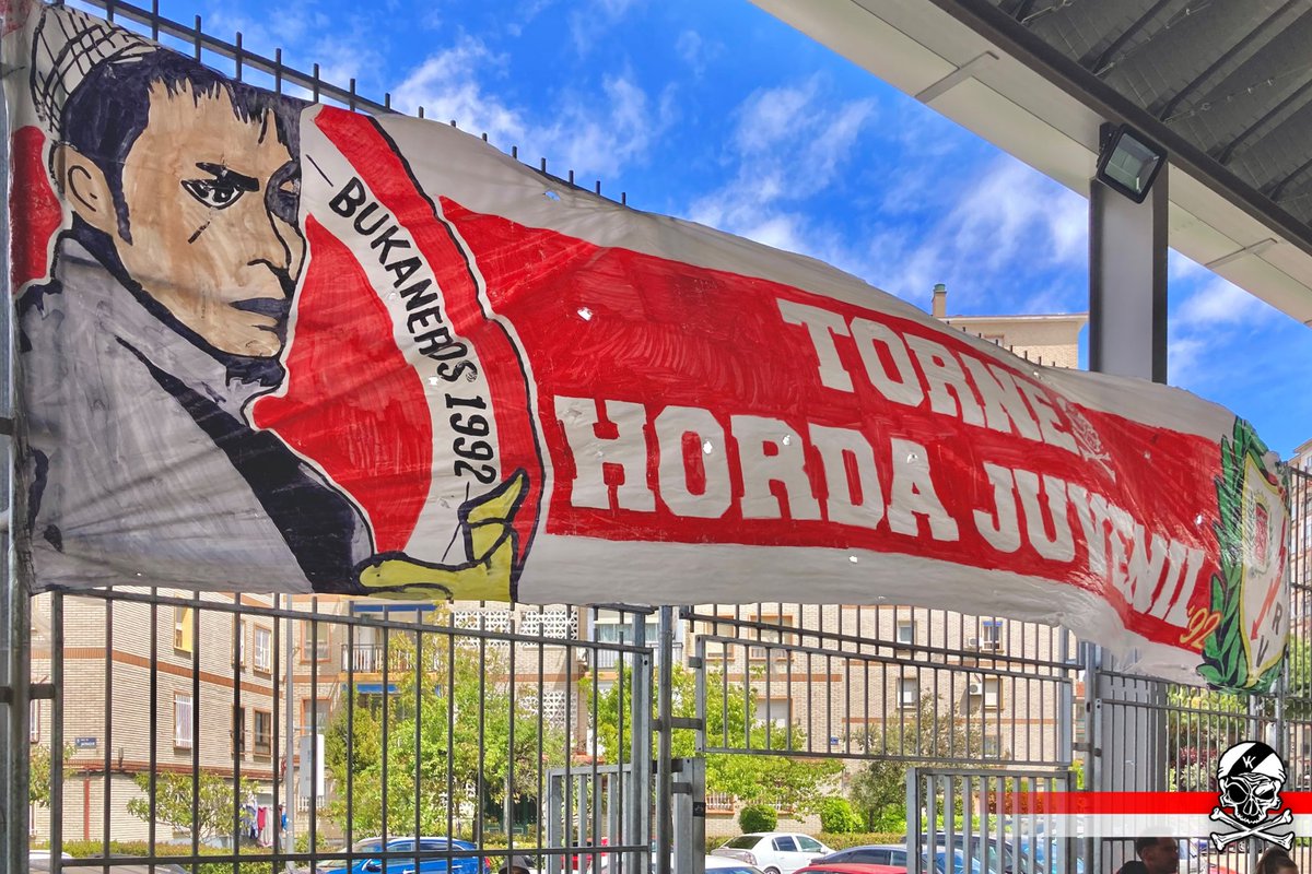 bukaneros92's tweet photo. El pasado 23 de abril, la Horda Juvenil organizaba su tradicional torneo de fútbol sala.

Una veintena de equipos, franjirrojas y lustre vallekano en las canchas del barrio.

No seremos jóvenes para siempre, pero sí rayistas hasta la muerte. https://t.co/P0XejV7WOh