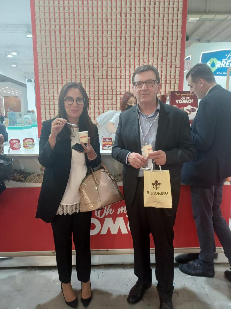saraguidelli's tweet photo. Cibus. Momento goloso. Immortalata mentre mi gusto il nuovo yogurt yomo con dressing al pistacchio. #buono #sostenibile #salubre @MyriamFino @Granarolo @GianpieroCalzol https://t.co/SMFZQdOk0J