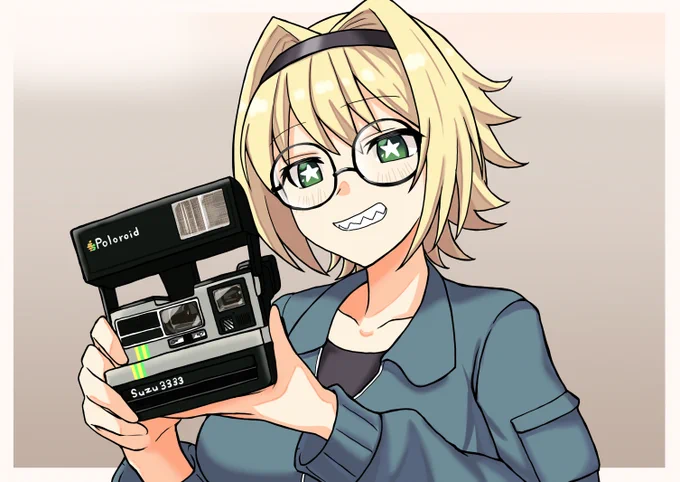 ずっと描きたかったステラ・ベルさん。

写真を撮るのが趣味らしいけど昔ながらのゴツいポラロイドカメラとかどうすかね?!
#すずあーと 
#すずめめピノのアストロナウト 